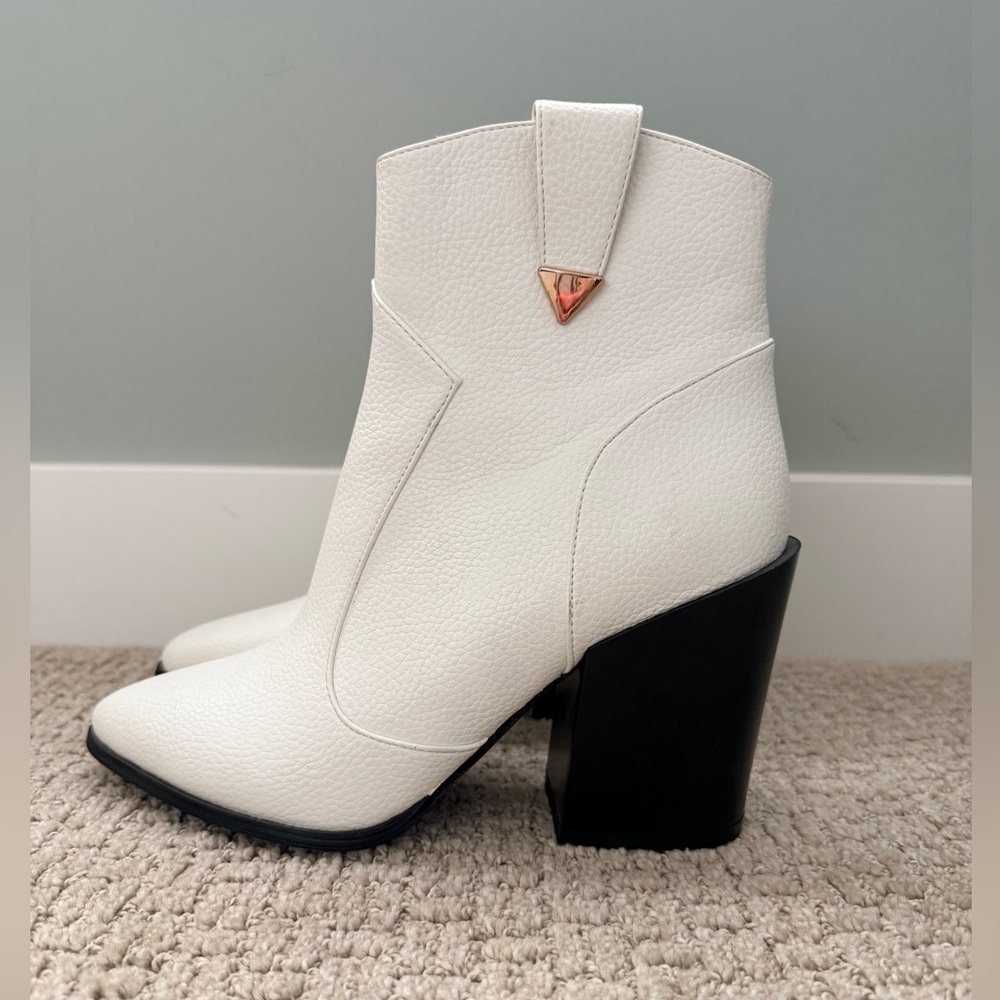PrettyLittleThing White Textured Ankle Boots with Black Block Heel - Picture 4 of 6
